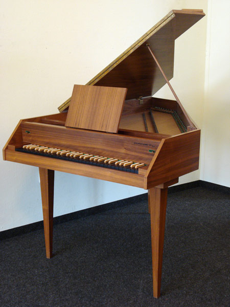 Klavier schwarz poliert